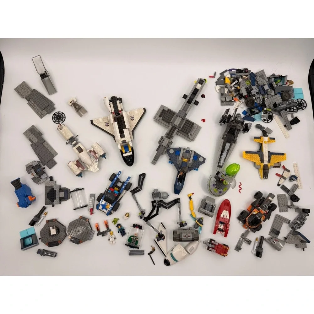 LEGO Miscellaneous Lot Assorted Bricks and Pieces/ Minifig Star Wars Jets Parts - Picture 1 of 13